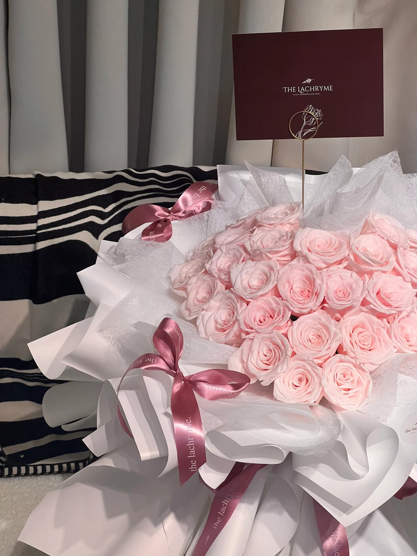 Château Fleur | 27 Preserved Roses | Round Blooms in Luxurious