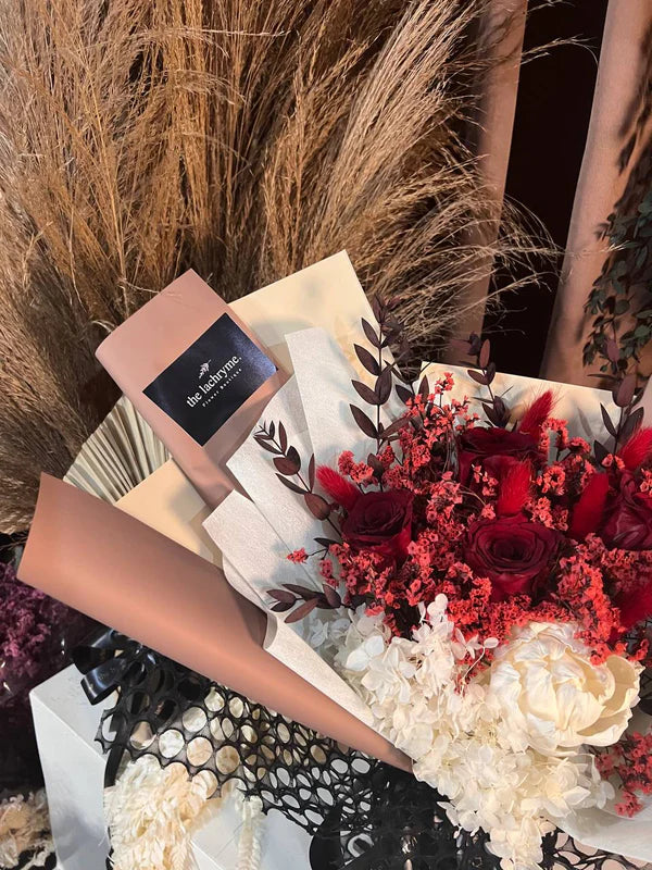 Lara | Preserved Blooms | Deluxe